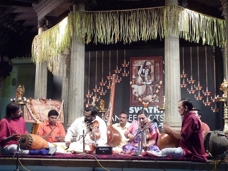 2011Jan07KuthiraMalikaViolinDuetSRMS&SRRSwatiSangeethotsavam2011 030.jpg - Violin Duet by  brother and sister team S R  Mahadev Sarma           &  S R  Rajasree with B Harikumar (Mridangam) &           Vaikom Gopalakrishnan (Ghatam)